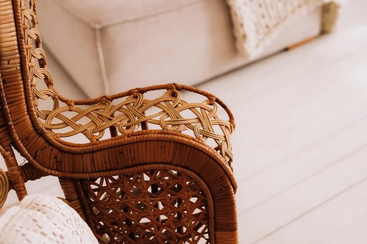 Stolik z wikliny w jasnym przytulnym salonie