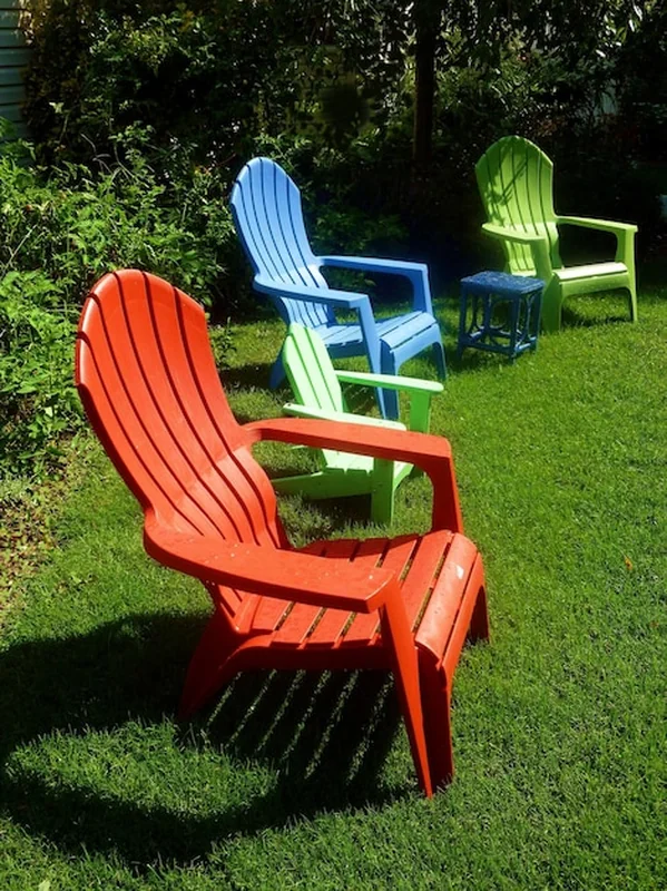 Puste krzesła na drzewach na trawie