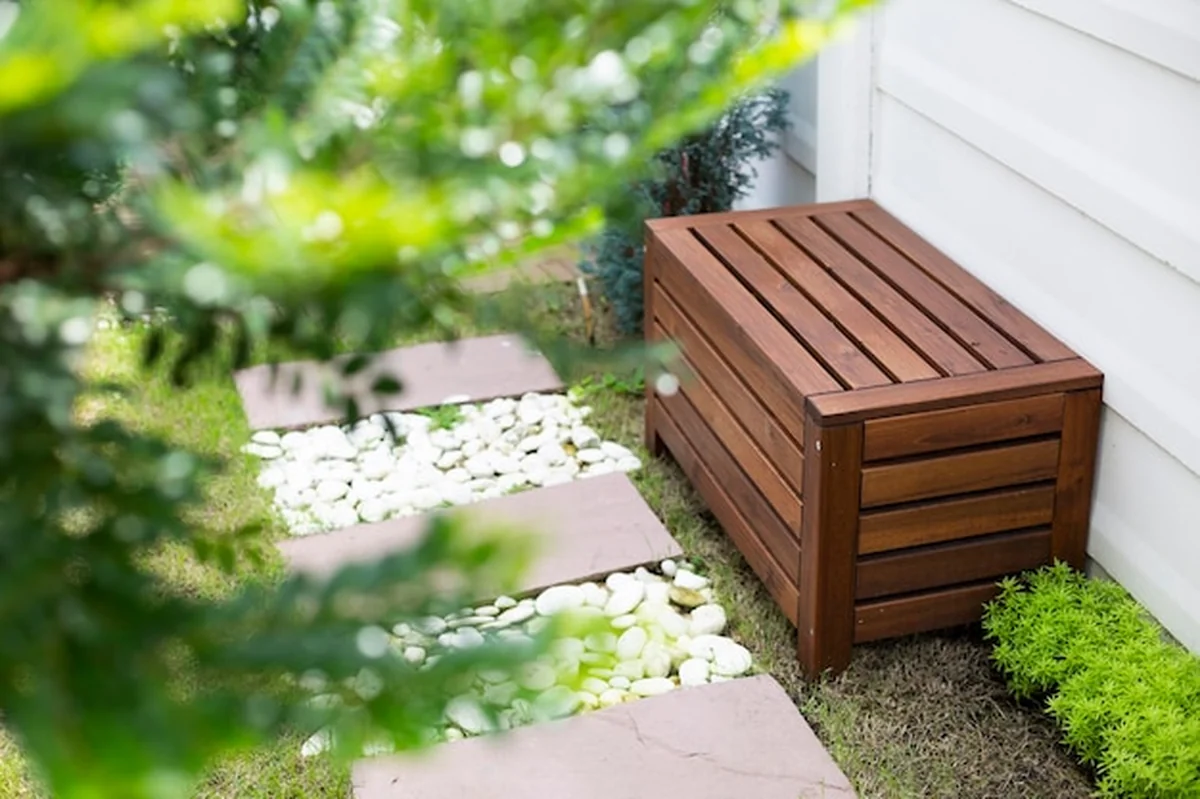 Piękna skrzynia ogrodowa jako dekoracja ogrodu domowego