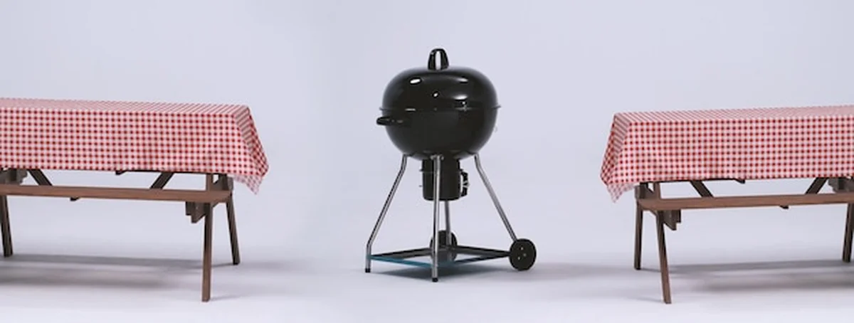 Stół piknikowy z jedzeniem i grillami na imprezę plenerową