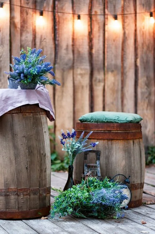 Ogród letni z drewnianą sceną i girlandą świateł