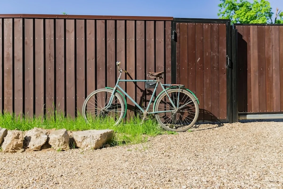 Stary rower przy drewnianym ogrodzeniu krajobrazu