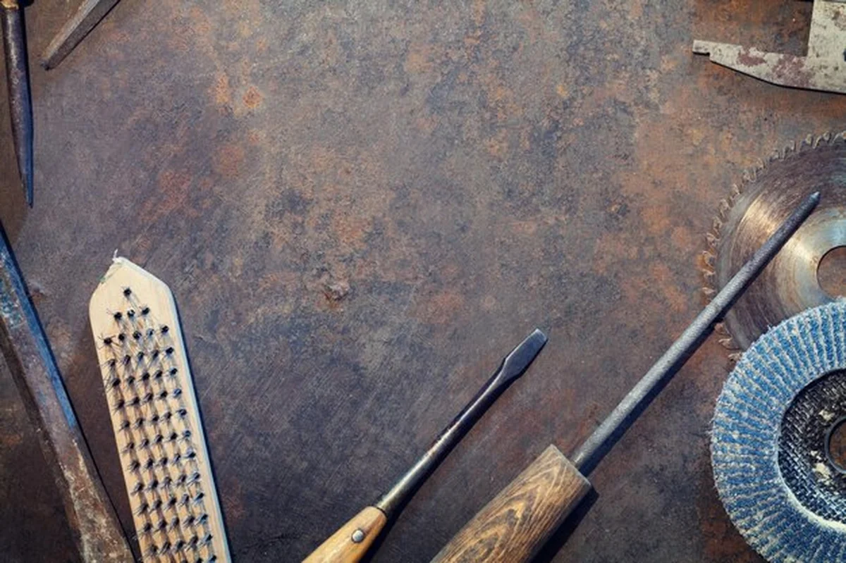 Metalowy stół warsztatowy ze starymi narzędziami