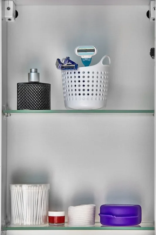 Artykuły toaletowe na półce ściennej w łazience