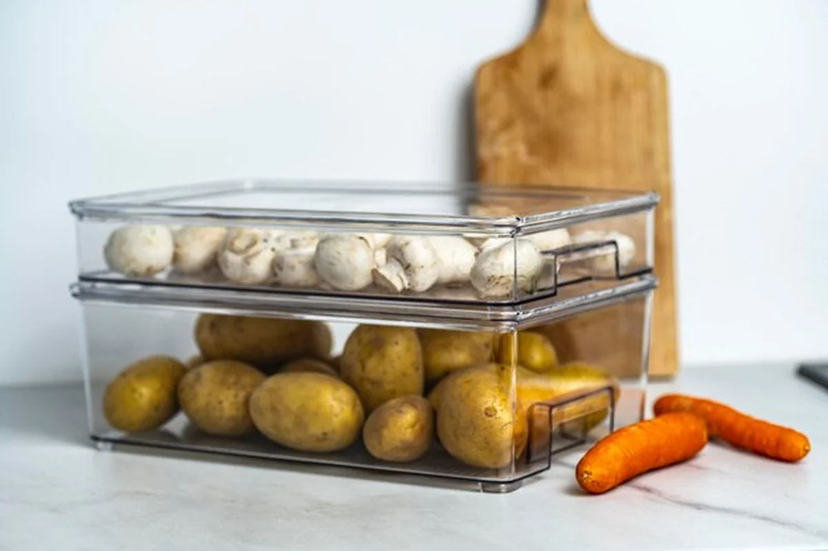 Pojemniki z warzywami i grzybami do przechowywania żywności