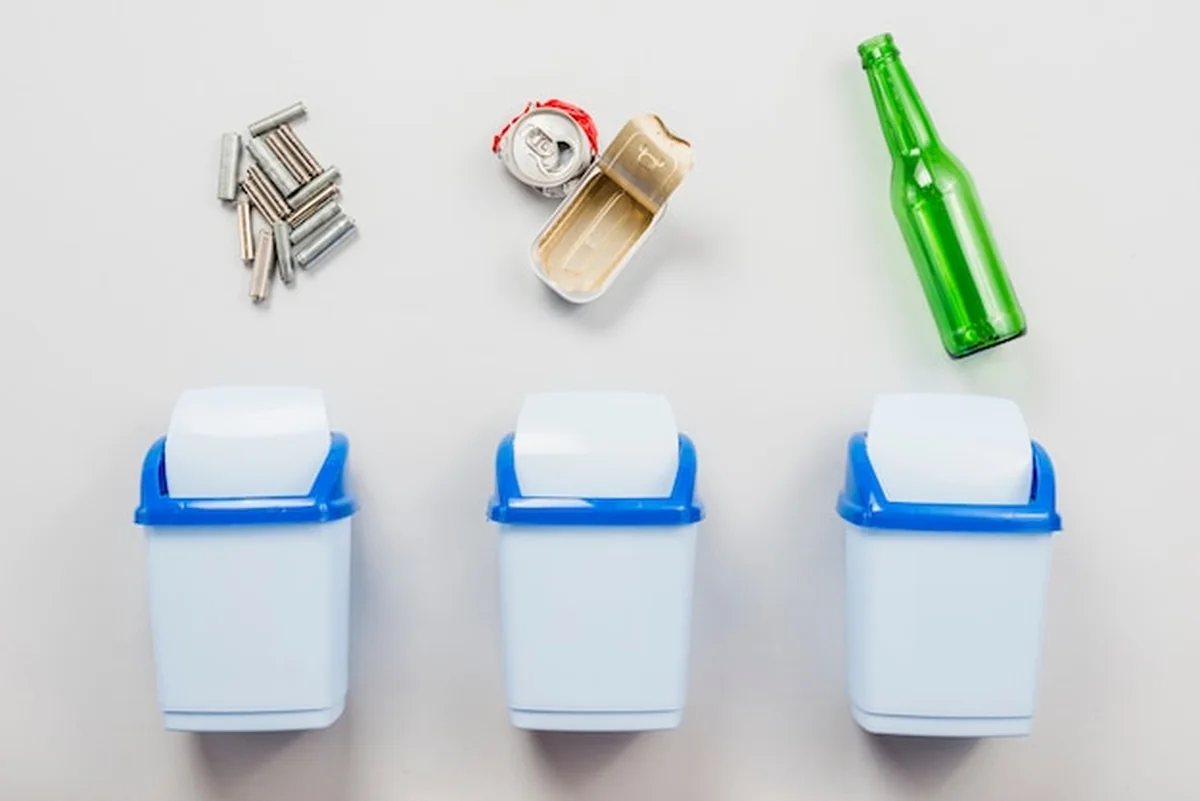 Sortowanie śmieci na pojemniki z obrotową pokrywą