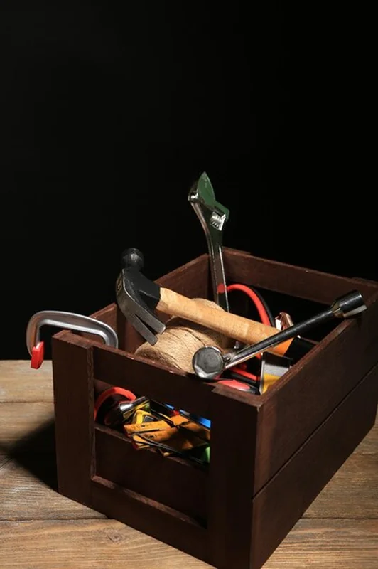 Drewniane pudełko z narzędziami na stole