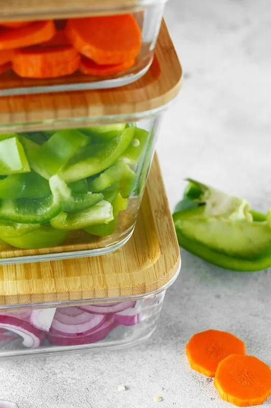 Szklane pudełka ze świeżymi surowymi warzywami