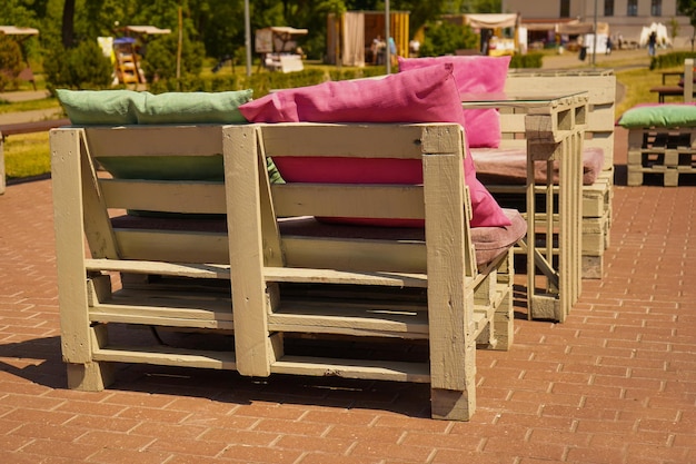 Ile palet na meble ogrodowe? Zrób je samodzielnie!