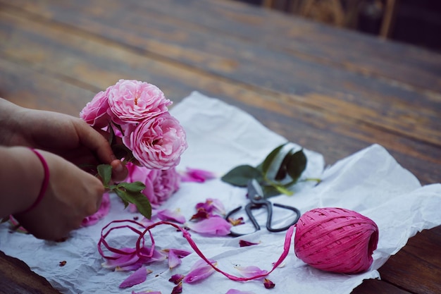 Łączenie kwiatów szydełkowych – instrukcja krok po kroku