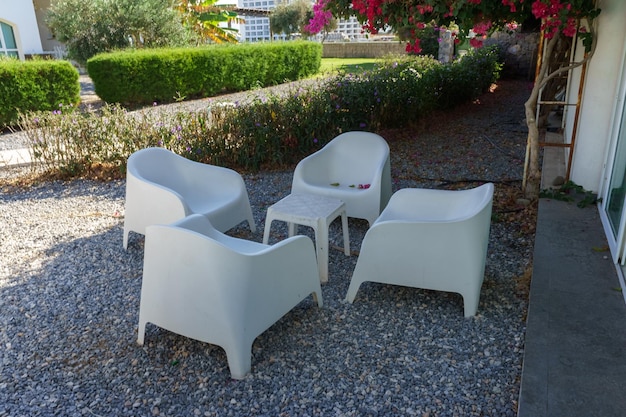 Meble ogrodowe plastikowe Curver – idealne na balkon i taras