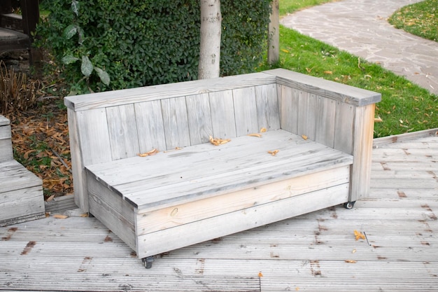 Skrzynia ogrodowa z siedziskiem – idealne meble na taras